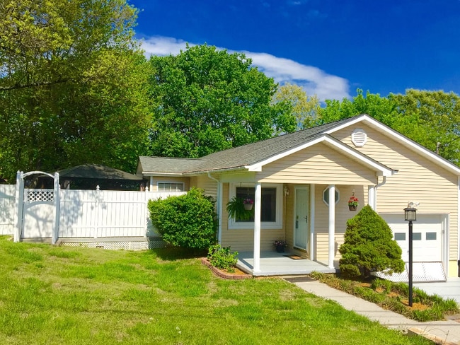 Building Photo - 1732 Woodpointe Dr