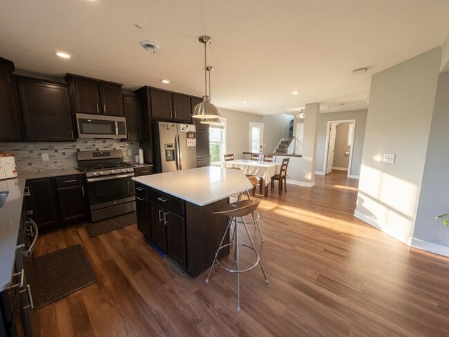 Building Photo - Pristine 3bed 3bath Townhome in Woodbury!