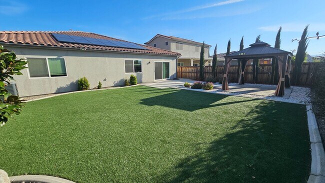 Photo - Modern 4 Bedroom Home in City in the Hills