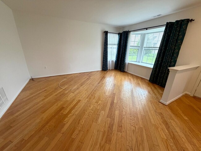 Photo - 113 Broadleaf Pl