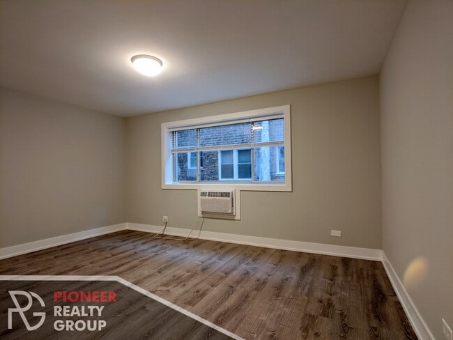 Building Photo - 546 W Surf St Unit 309