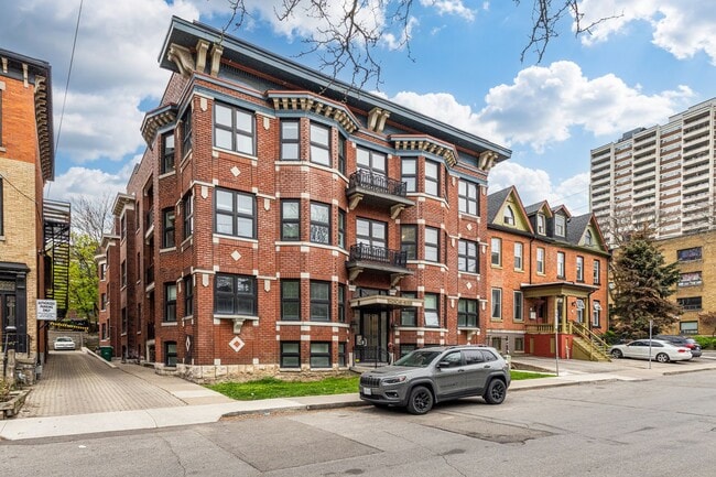 Building Photo - Beautiful 2 Bedroom At the Oscar Unit 202