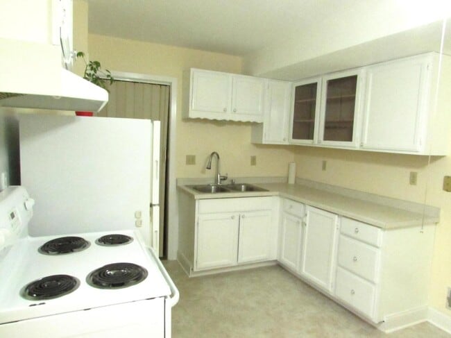 Kitchen - 715 Witter St