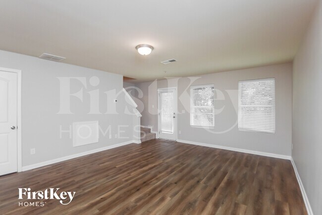 2044 Reavis Blf NE
