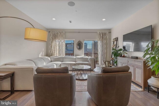 Building Photo - 1753 N Marshall St Unit 2