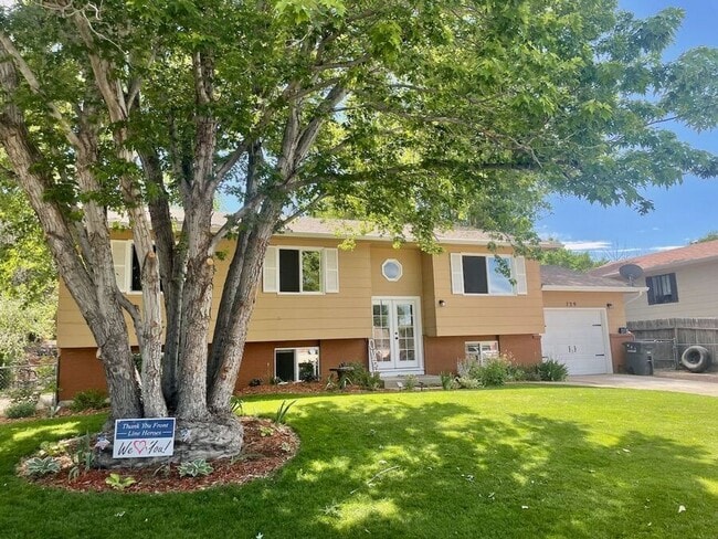 Photo - 739 Cardinal St