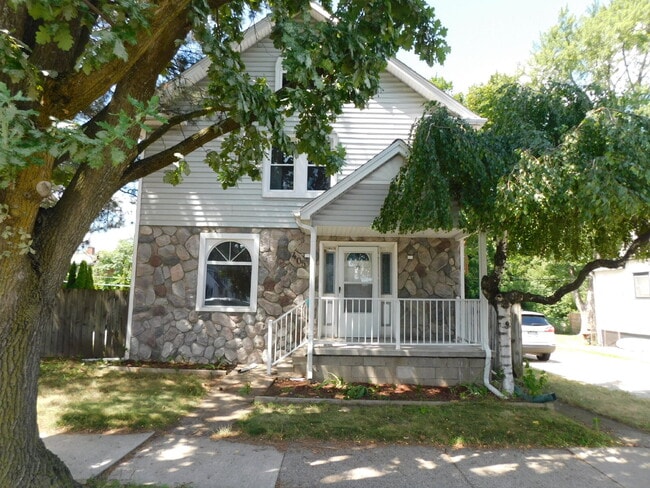 Building Photo - Spacious Colonial Walking Distance to Downtown Royal Oak