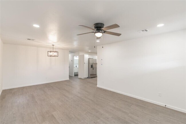 Photo - 566 Parkhill Cir