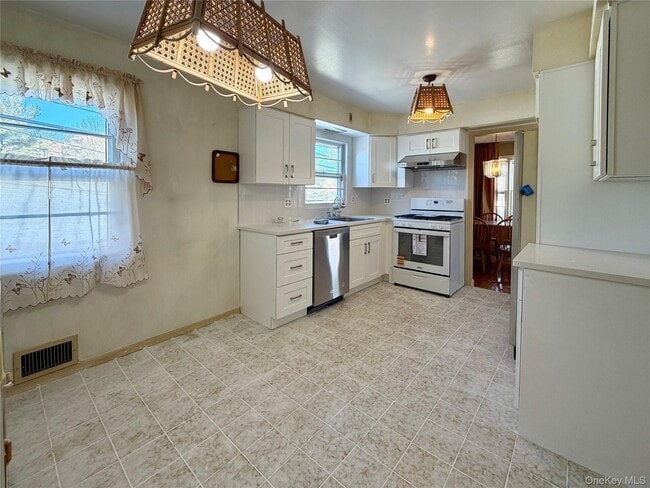 Photo - 24-14 215th St