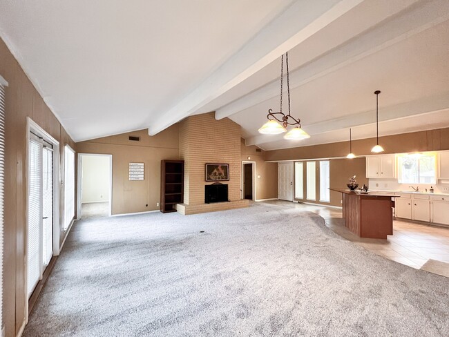 Building Photo - 401 Rolling Hills Dr W