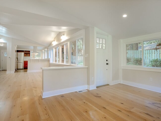 Building Photo - Beautiful 3br/2bth - Available in early January