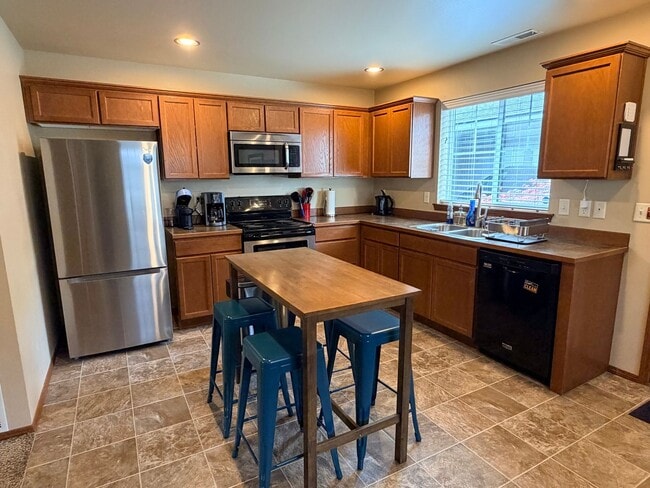 Photo - Short term, fully furnished home! 3 bed, 2.5 bath, central a/c, w/d, d/w, covered parking, great ...