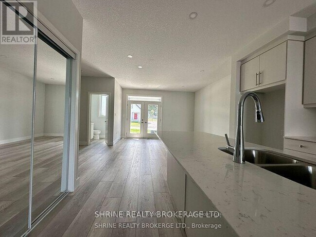 Photo - 990 Deveron Crescent