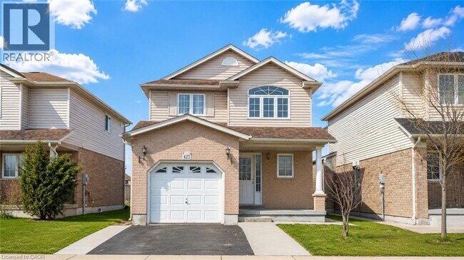 Photo - 423 Tealby Crescent