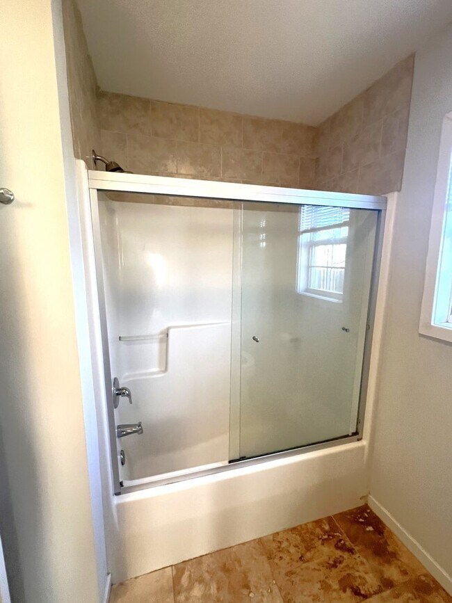 3 BR/2bath/Carport/Fenced Yard/ No carpet Rental House Rental in