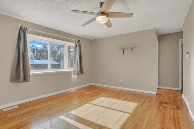 Photo - 512 Squire St