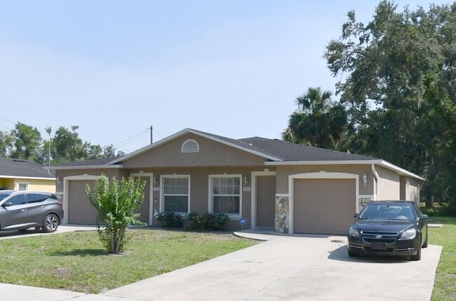 Building Photo - Spacious 3BR/2BA Duplex with Private Garage – Carpet-Free!
