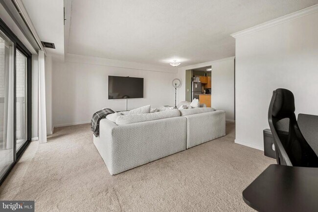 Photo - 205 Yoakum Pkwy Unit 902