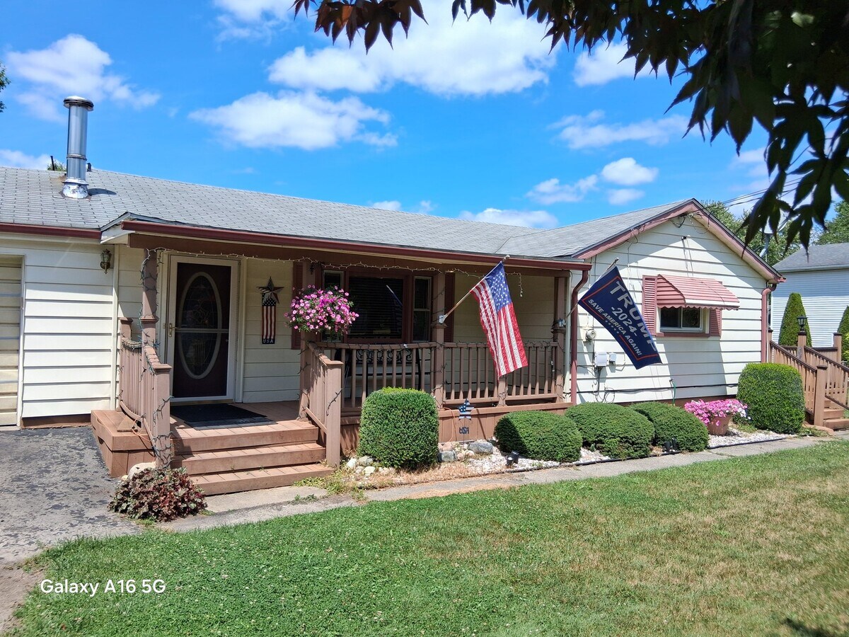 Photo - 874 Moyer Ave
