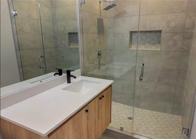 Photo - 705 N Emerald Ave Unit 3