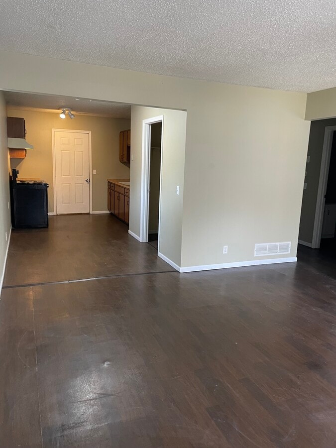 Sala de estar con vista a la cocina - 6215 N 28th Street Ter