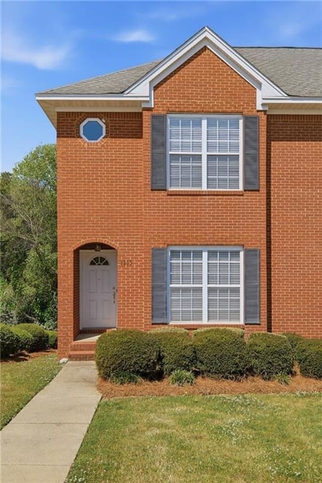 Building Photo - Brick Townhome in Meadowbrook!