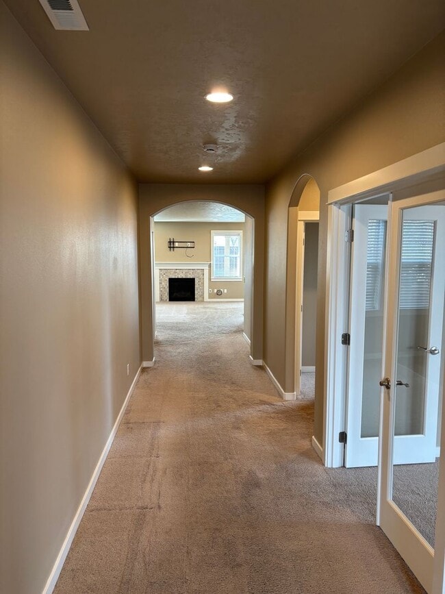 Photo - Redmond Home with Large Fenced Yard and Covered Patio