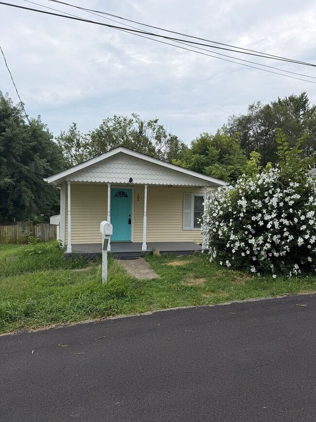 Photo - Charming 2 Bed 1 Bath Home with Fenced Backyard in Excelsior Springs