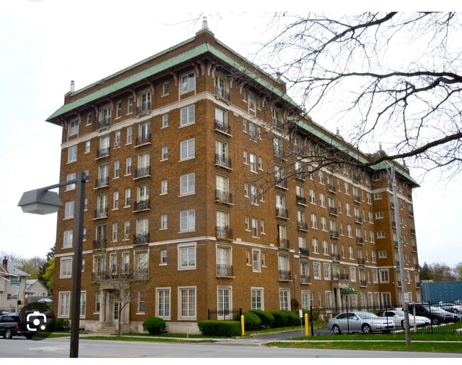 Building Photo - Fairfield Manor Unit 406