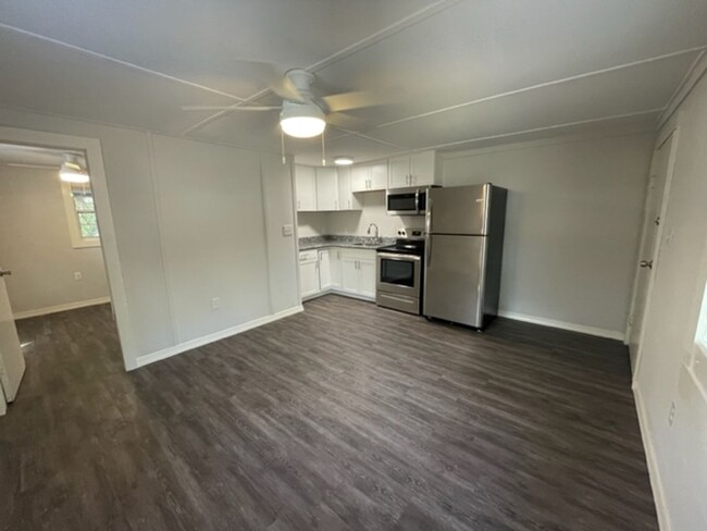 Newly Renovated 1 Bedroom, 1 Bathroom Apar... - Newly Renovated 1 Bedroom, 1 Bathroom Apar... House