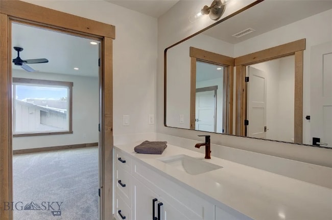 Photo - 4559 Alexander St