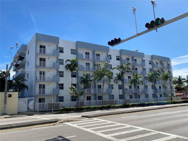 Building Photo - 2575 SW 27th Ave Unit 301