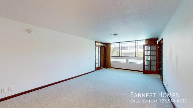 Photo - 880 W 1st St