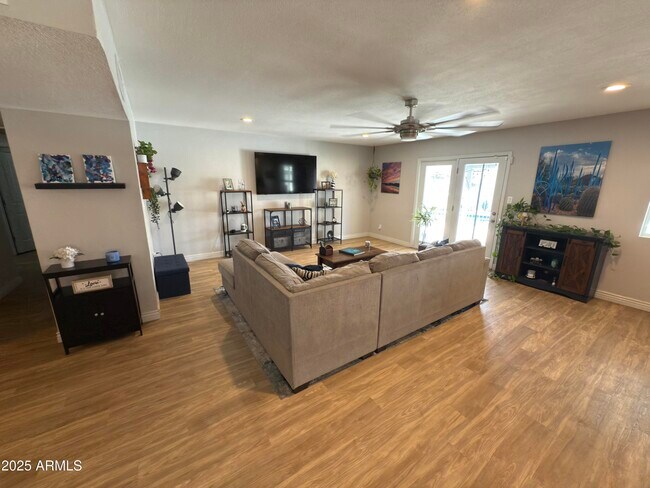 Photo - 2520 W Surrey Ave