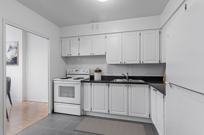 Photo - 4383 Bathurst Street