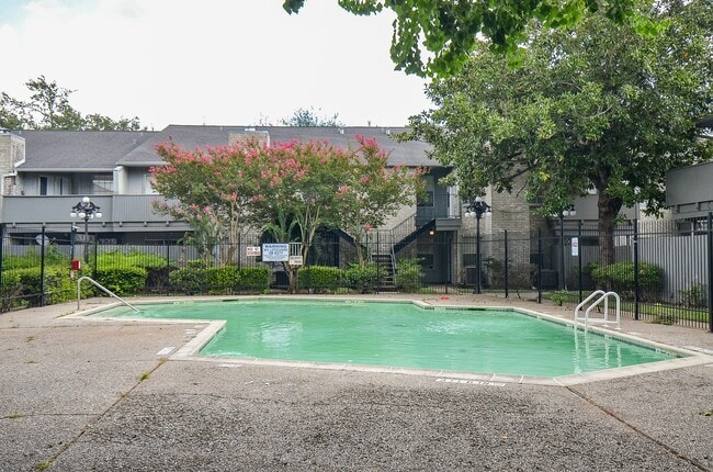 Building Photo - 9700 Leawood Blvd