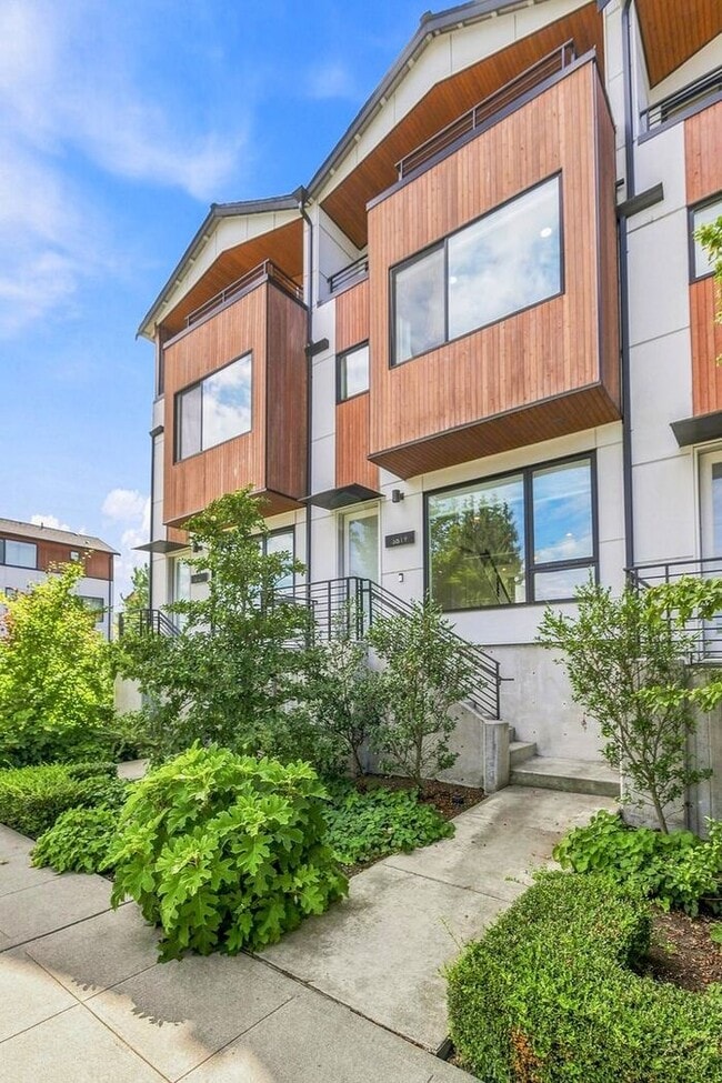 Building Photo - ULTRA-MODERN Air Conditioned Townhome in Beacon Hill!