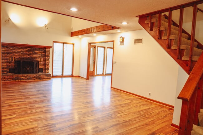 Building Photo - 101 E Hale Lake Rd