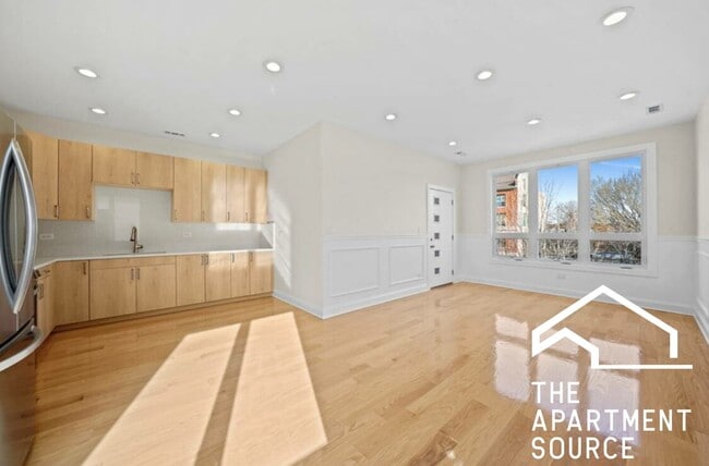Building Photo - 2811 W Jackson Blvd Unit 3 Rental