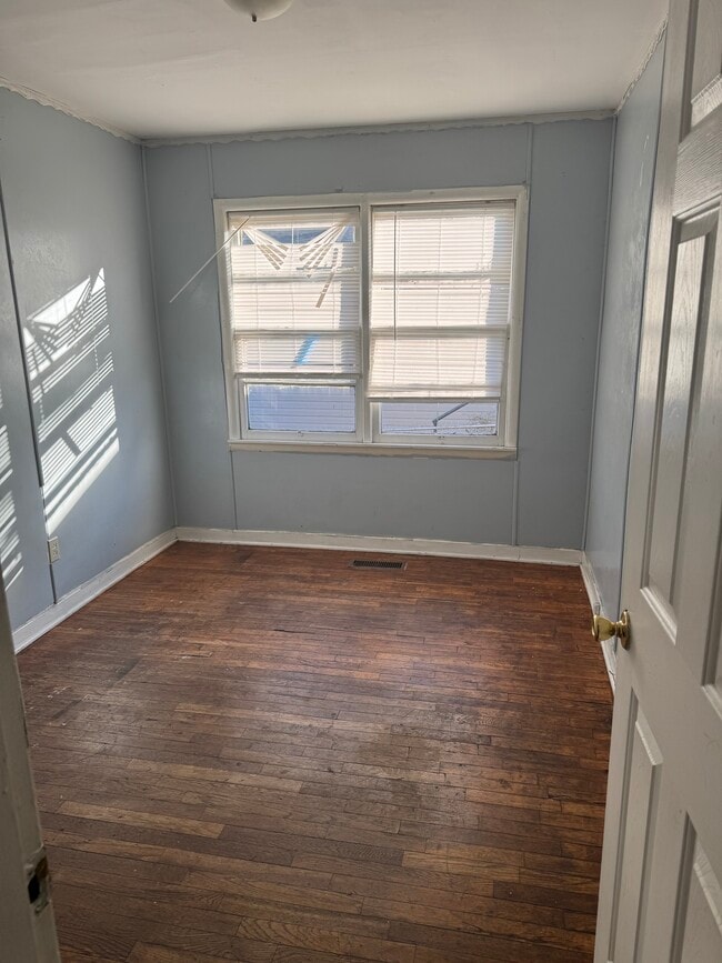 Photo - 100 56th St