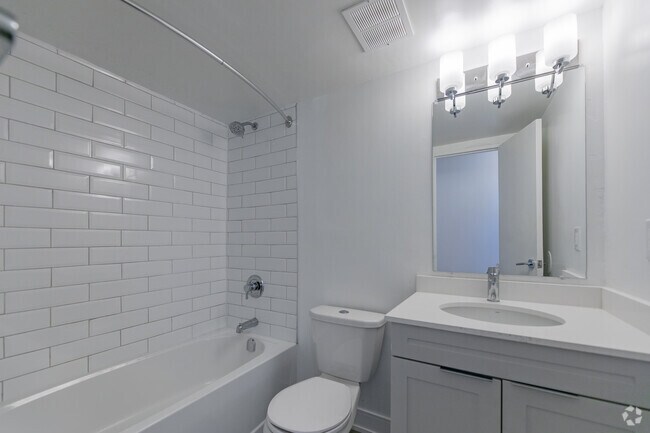 2BR, 1BA - 944SF - Bathroom
