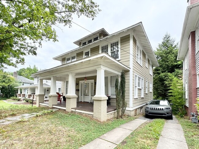 Building Photo - Adorable Studio Apartment Near UNCG !