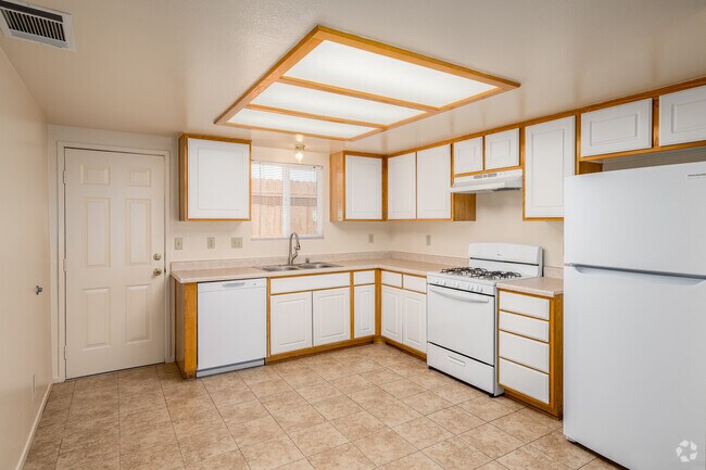 2BR, 1.5BA - 868SF - Kitchen