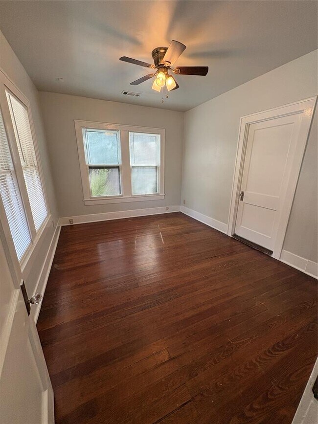 Photo - 915 W 29th St