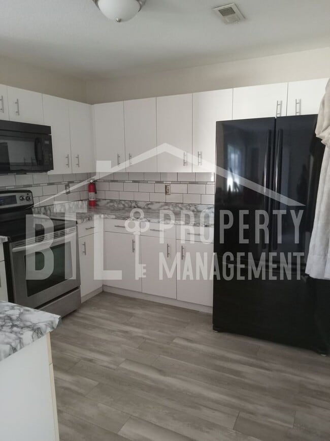 Building Photo - Three Bedroom House
