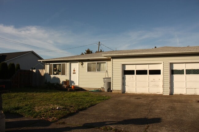 Building Photo - 2 Bedroom Duplex ~ Albany ~ Pet Friendly Unit 325 28th Ave SE