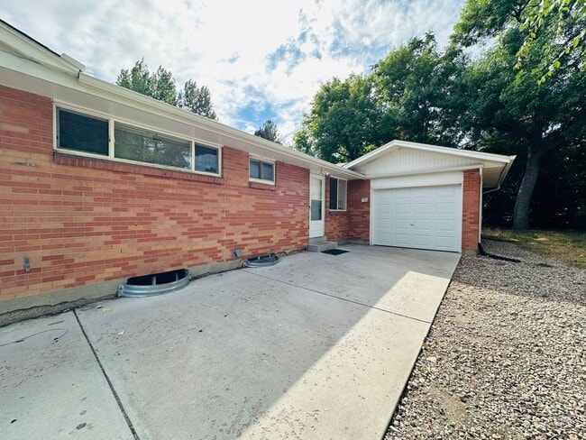 Building Photo - 3 bed 2 bath Duplex Rental