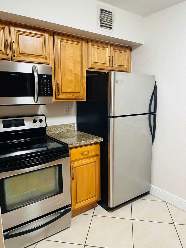 Photo - 8601 SW 94th St Unidad 116W Rental