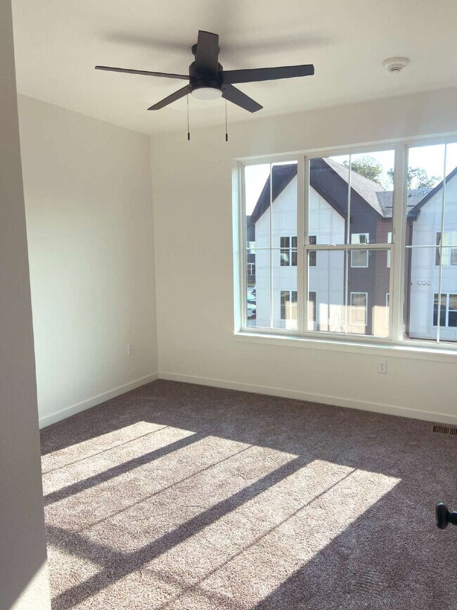 Photo - 2 Bed 1 Bath Brand New Contemporary Apartments! Unidad 104