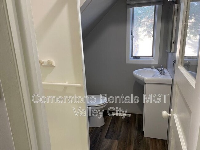 Photo - 405 2nd St NE